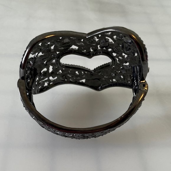 Like new! Metal & rhinestone heart bracelet - Picture 4 of 7